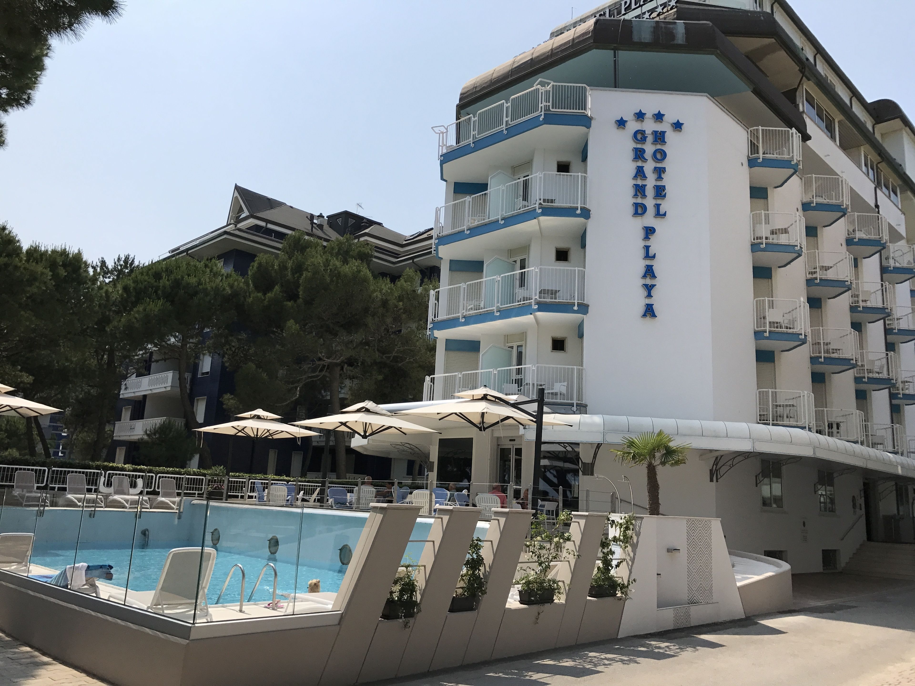 Un hôtel doté d’une piscine, de nombreux balcons et d’espaces extérieurs aménagés pour se détendre.