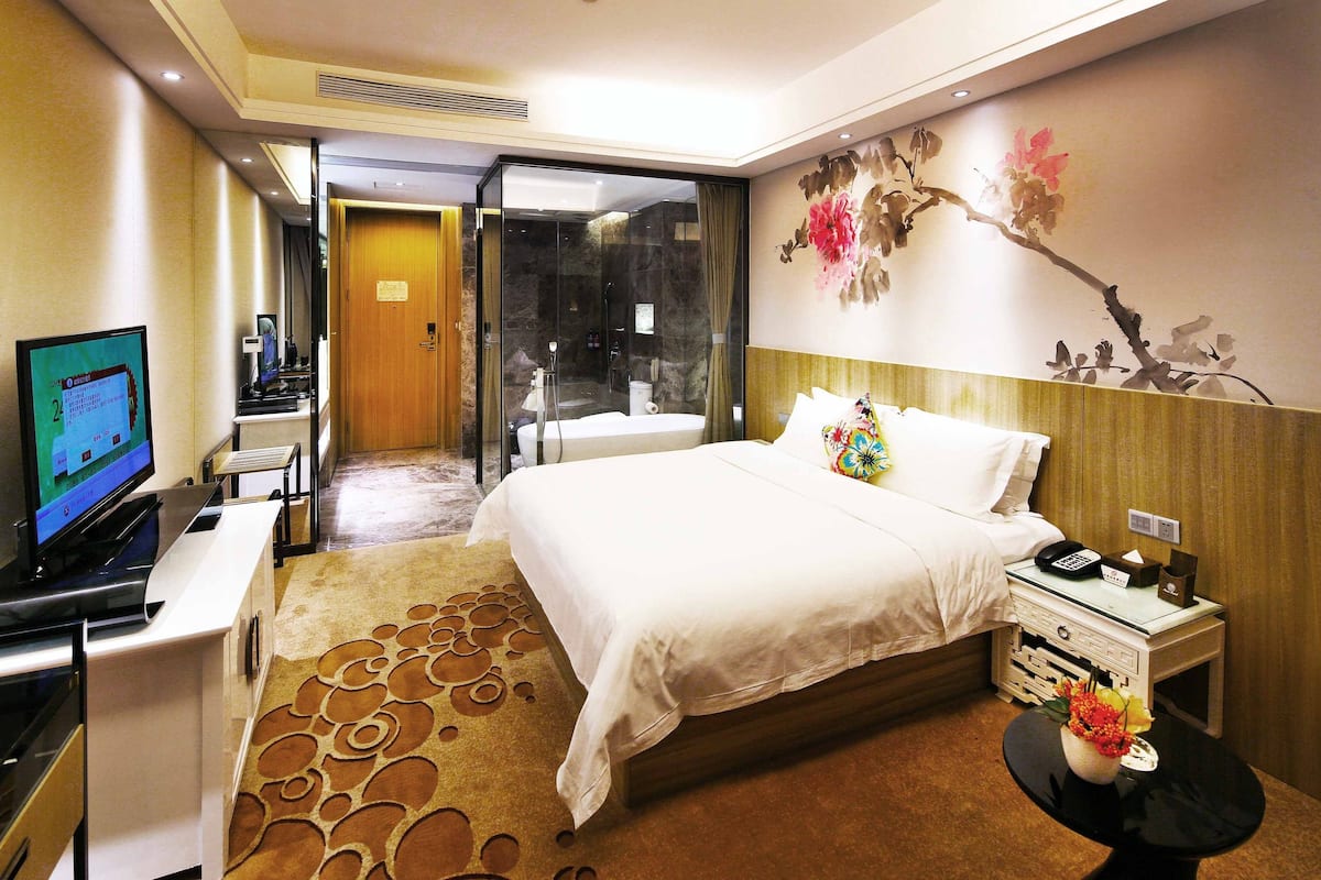 Premium bedding, free minibar, in-room safe, soundproofing