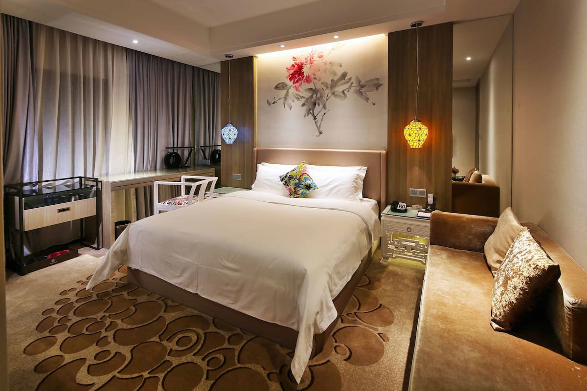 Premium bedding, free minibar, in-room safe, soundproofing