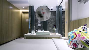 Premium bedding, free minibar, in-room safe, soundproofing