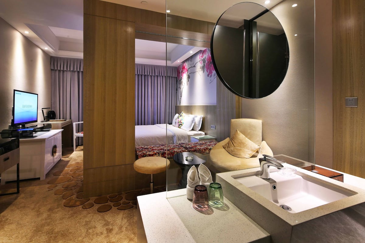Premium bedding, free minibar, in-room safe, soundproofing