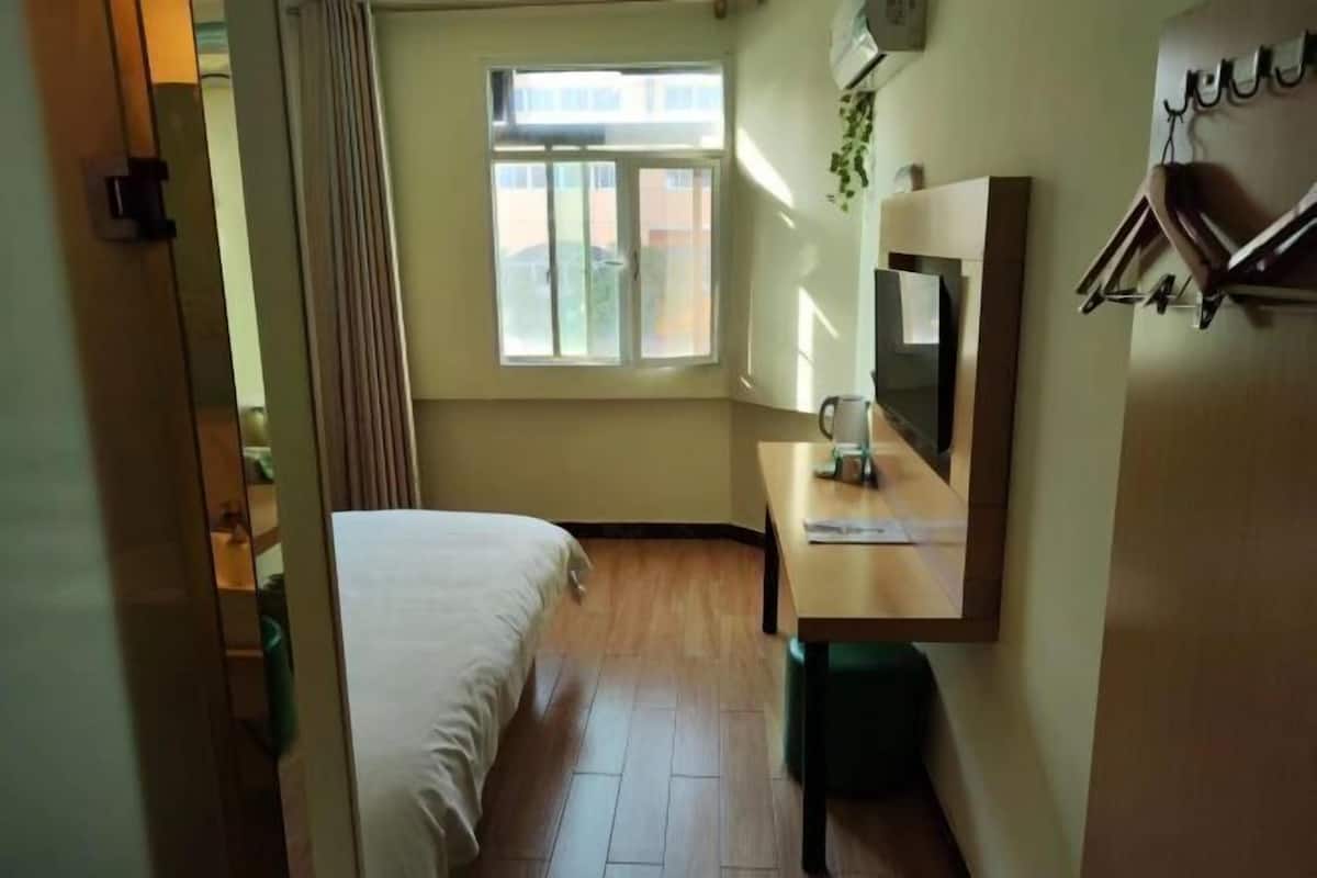 In-room safe, free WiFi