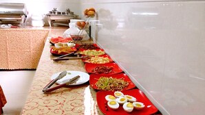 A buffet table with various dishes and utensils. - GreenTree Inn Nantong Haimen Bus Statian Shell  Hotel (Nantong)