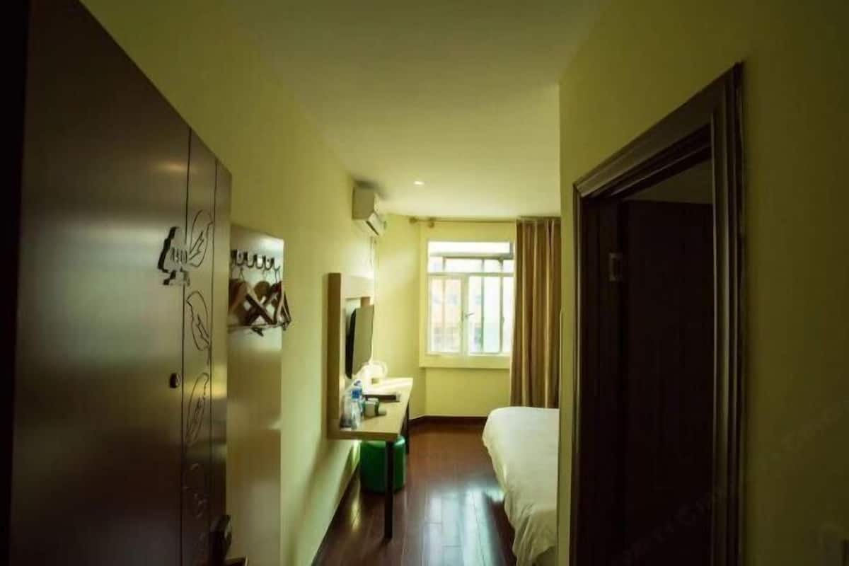 In-room safe, free WiFi