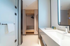 Bathroom - Holiday Inn Express Qionghai City Center by IHG (Qionghai)