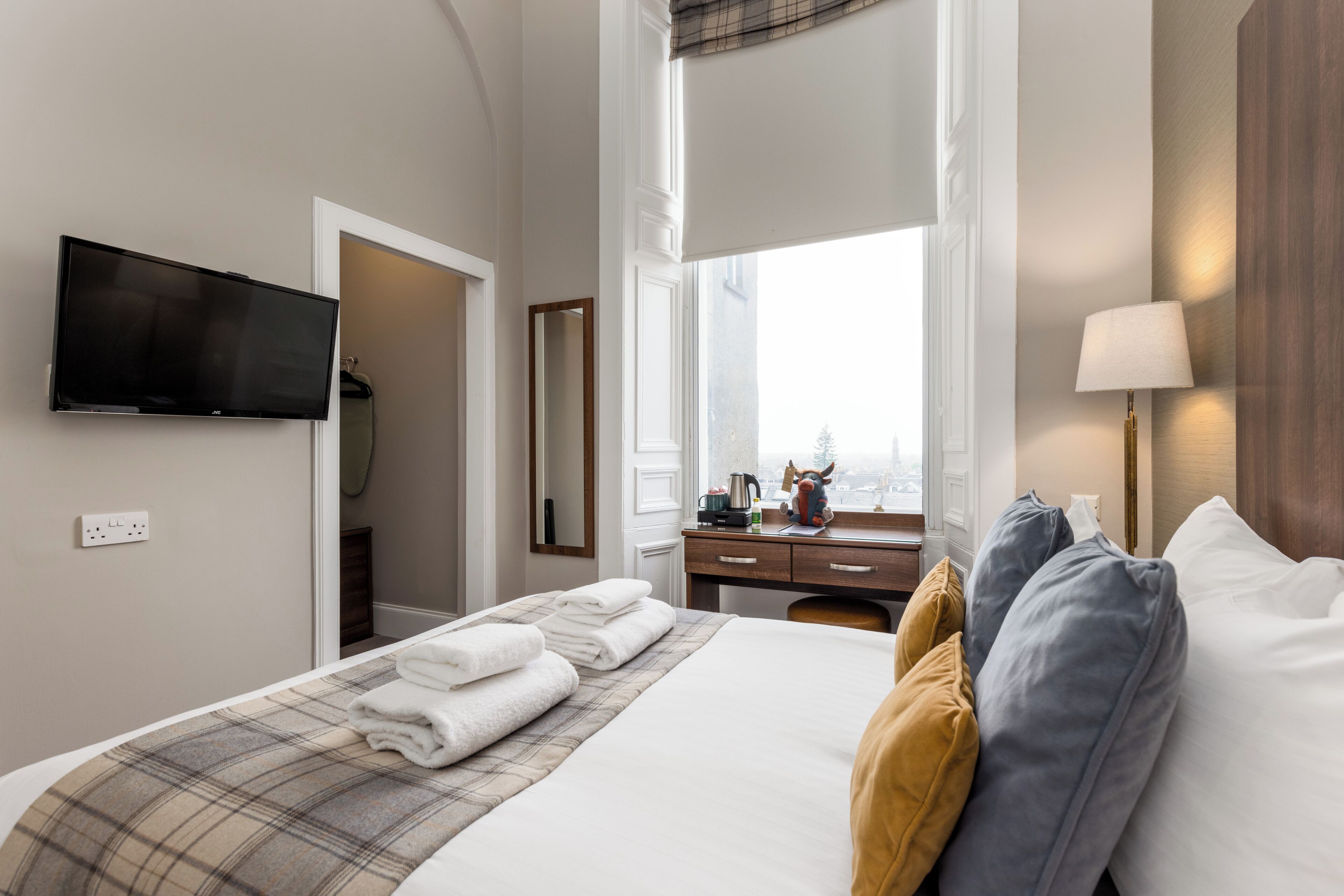 double room (double room with a view) | iron/ironing board, free wifi, bed sheets