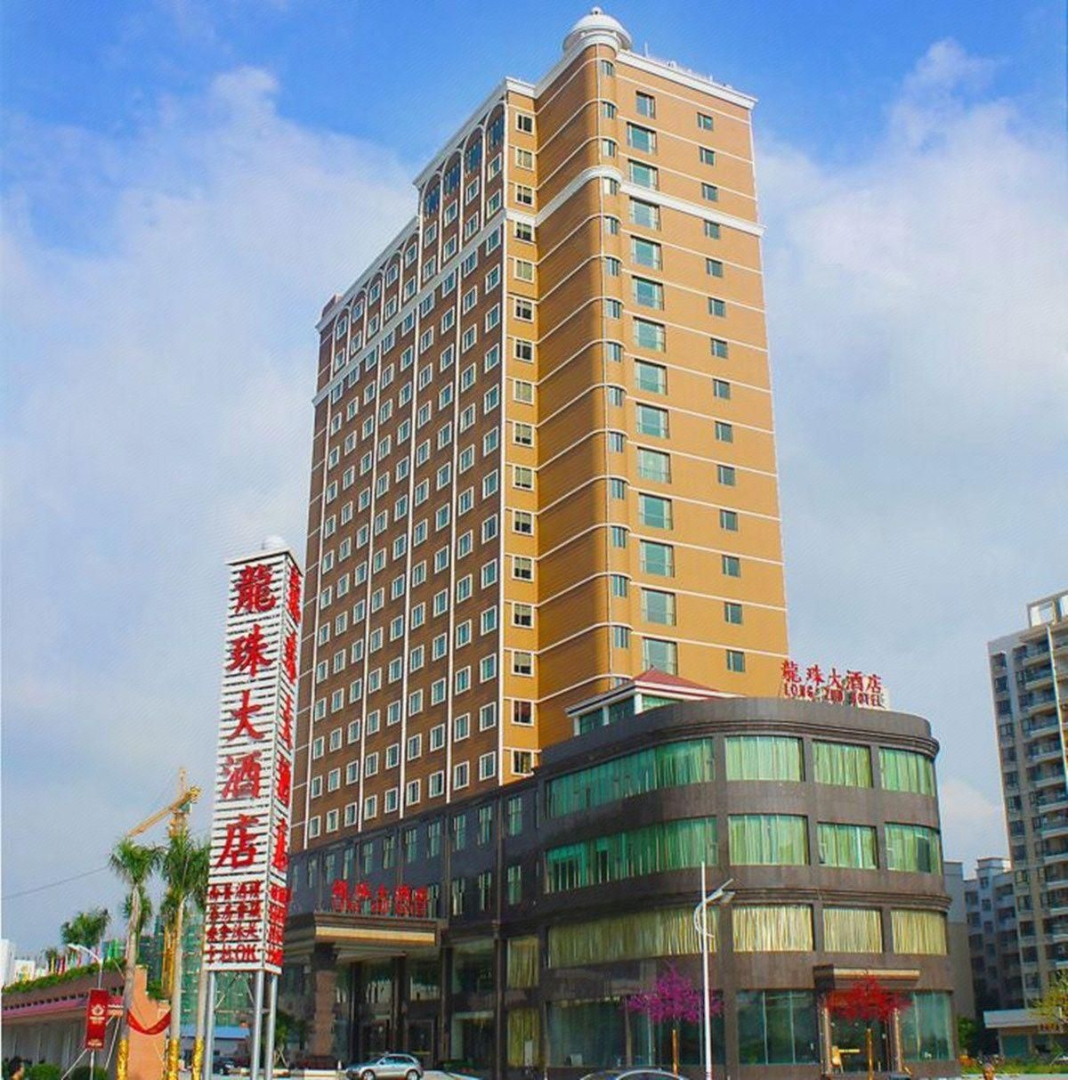 Un hotel de varios pisos con un letrero llamativo del hotel 'Lao Feng'.