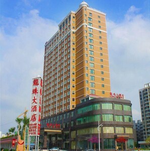 Ein mehrstöckiges Hotel mit einem gut sichtbaren Schild für das Hotel 'Lao Feng'.