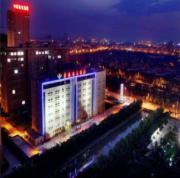 Bagian depan properti - sore/malam