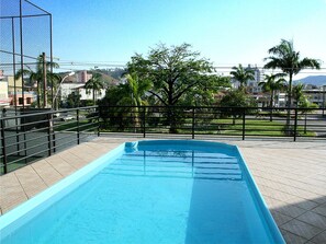 Piscina externa, espreguiçadeiras