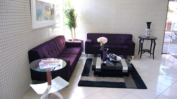 Área de estar no saguão