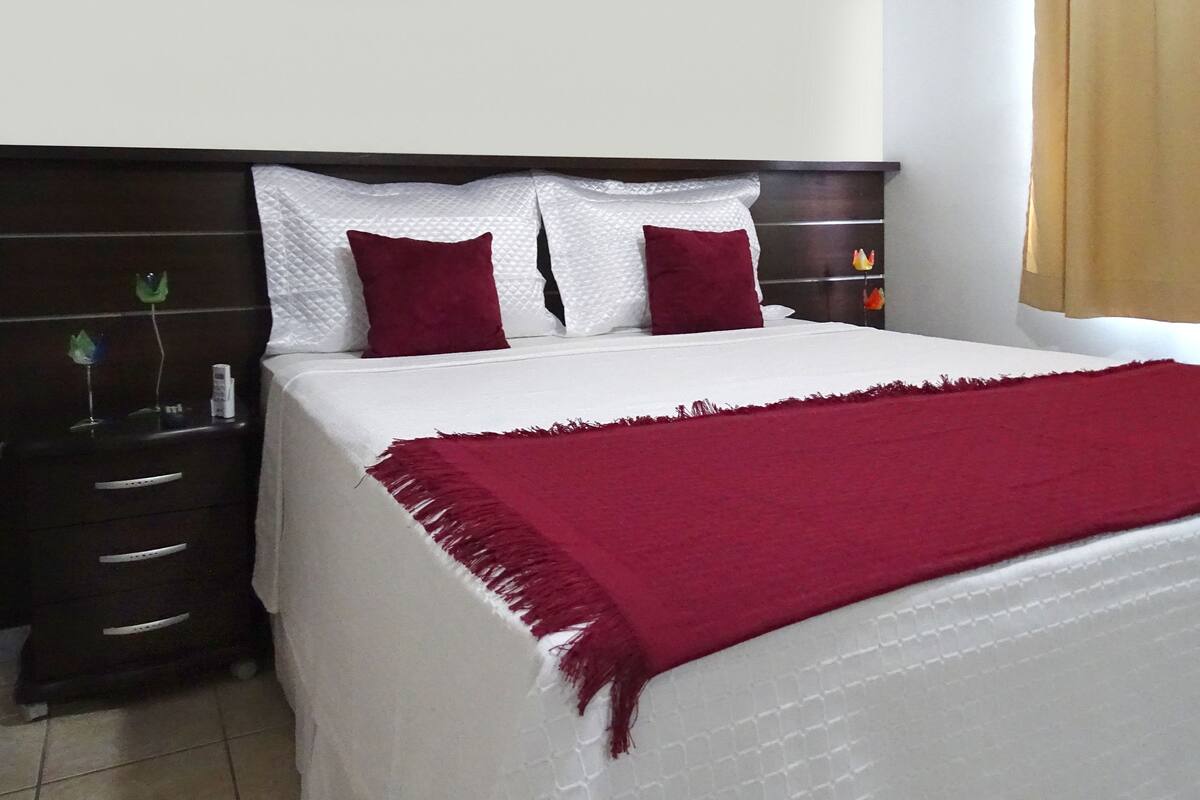 Luxe beddengoed, een minibar, een kluis op de kamer, een bureau