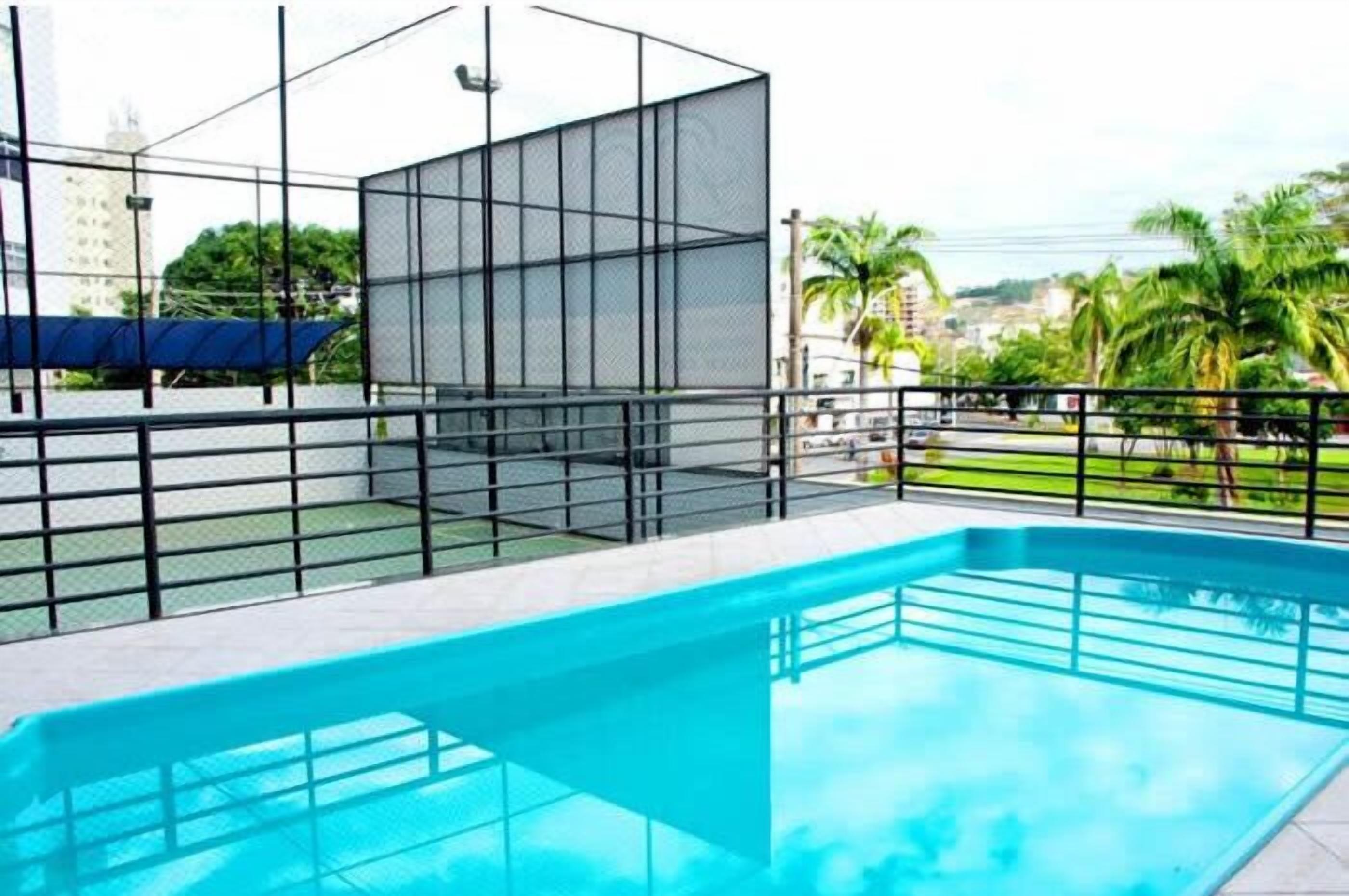 Kolam renang outdoor, dengan kursi berjemur