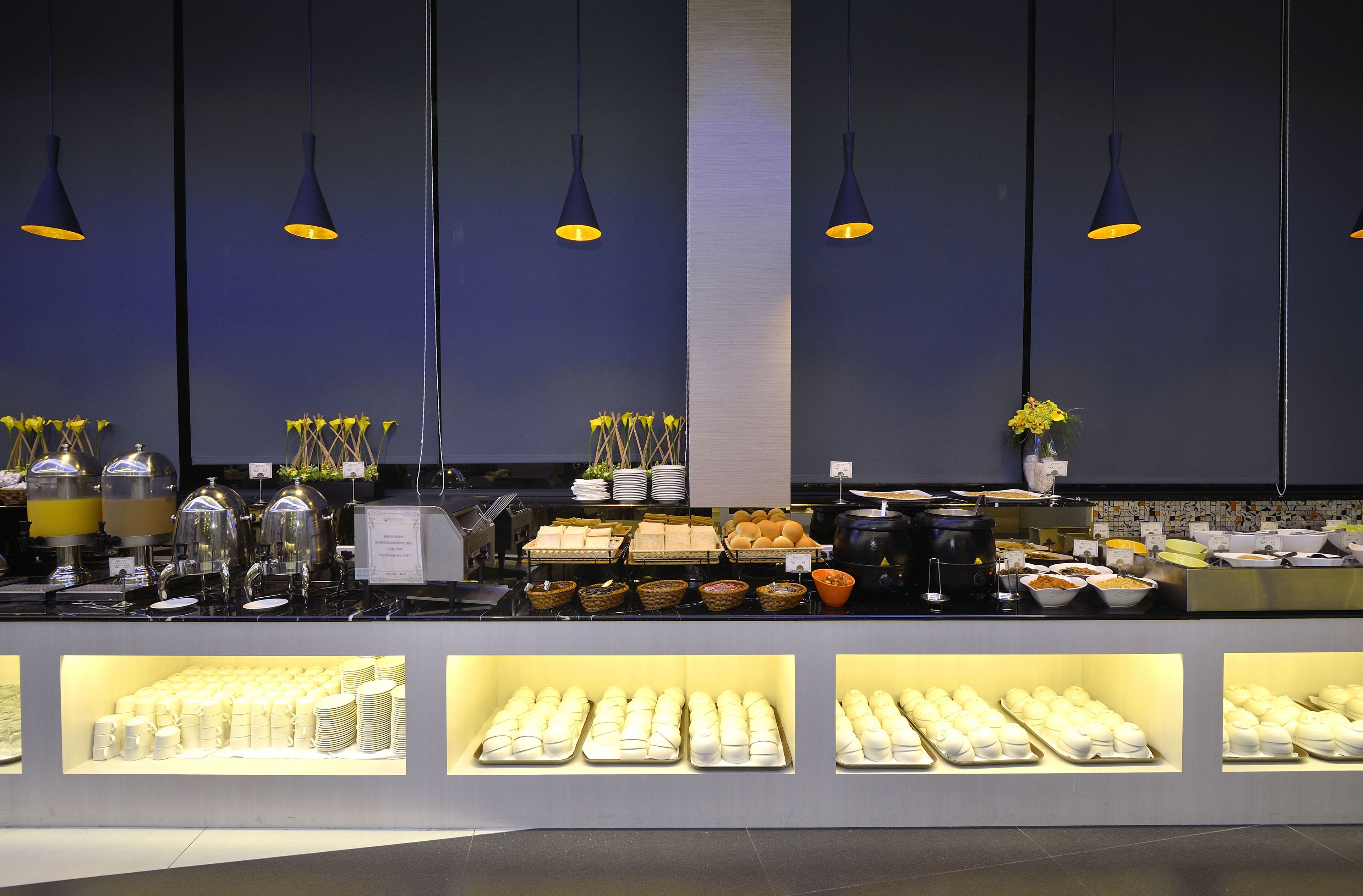 Un buffet proposant une variété de plats et d’ustensiles.
