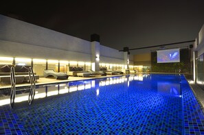 Una piscina al aire libre de temporada