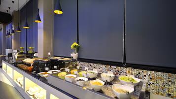 Sarapan prasmanan setiap hari (TWD 300 per orang)