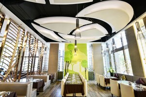 2 restaurantes; se sirve desayuno, almuerzo y cena; cocina china