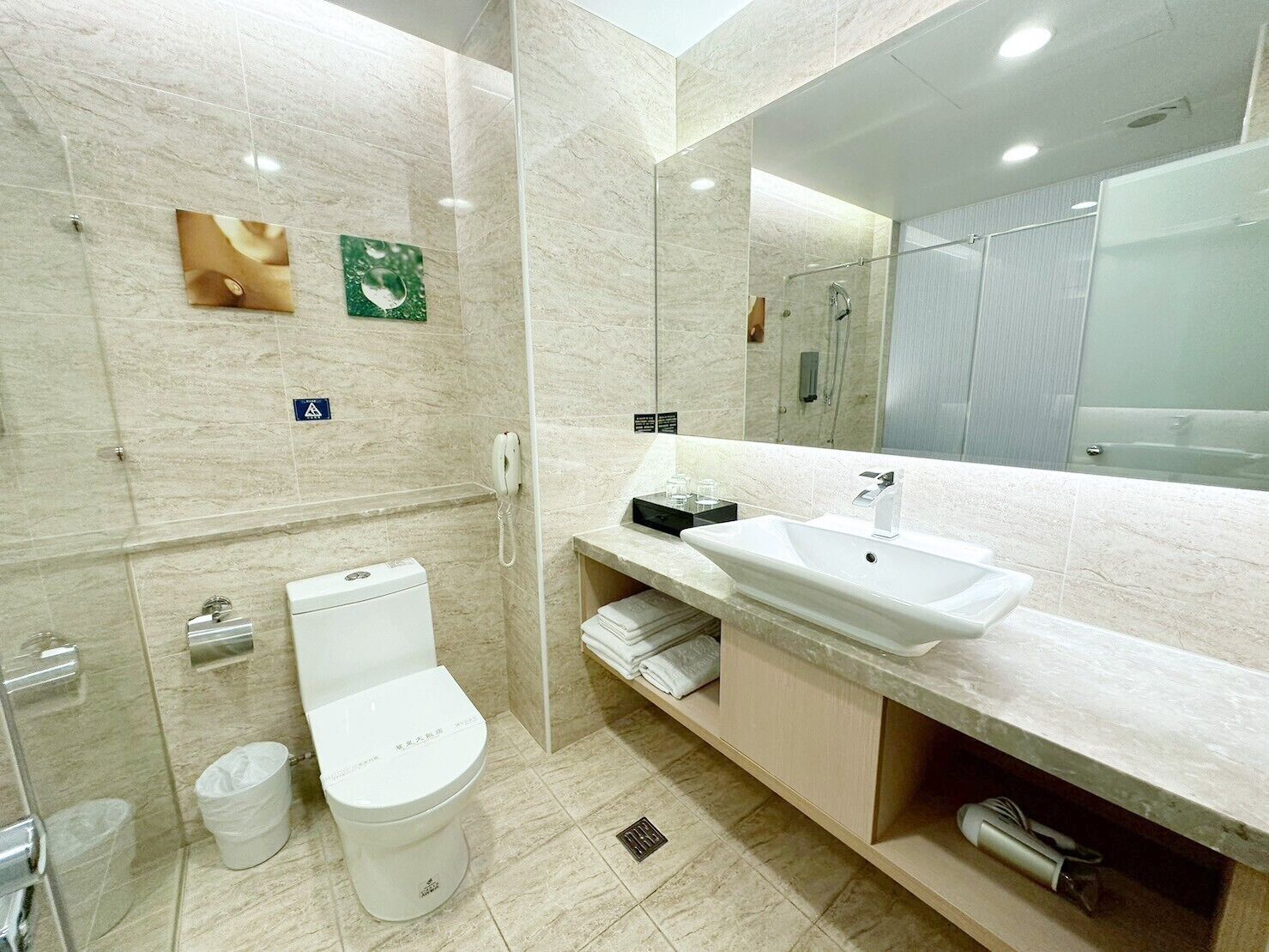 Un baño moderno con inodoro, bidé y lavamanos.