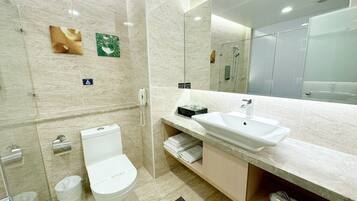 Un baño moderno con inodoro, bidé y lavamanos.