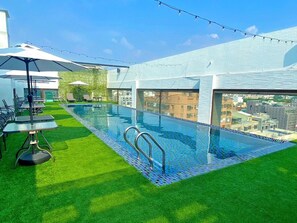 Una piscina al aire libre de temporada