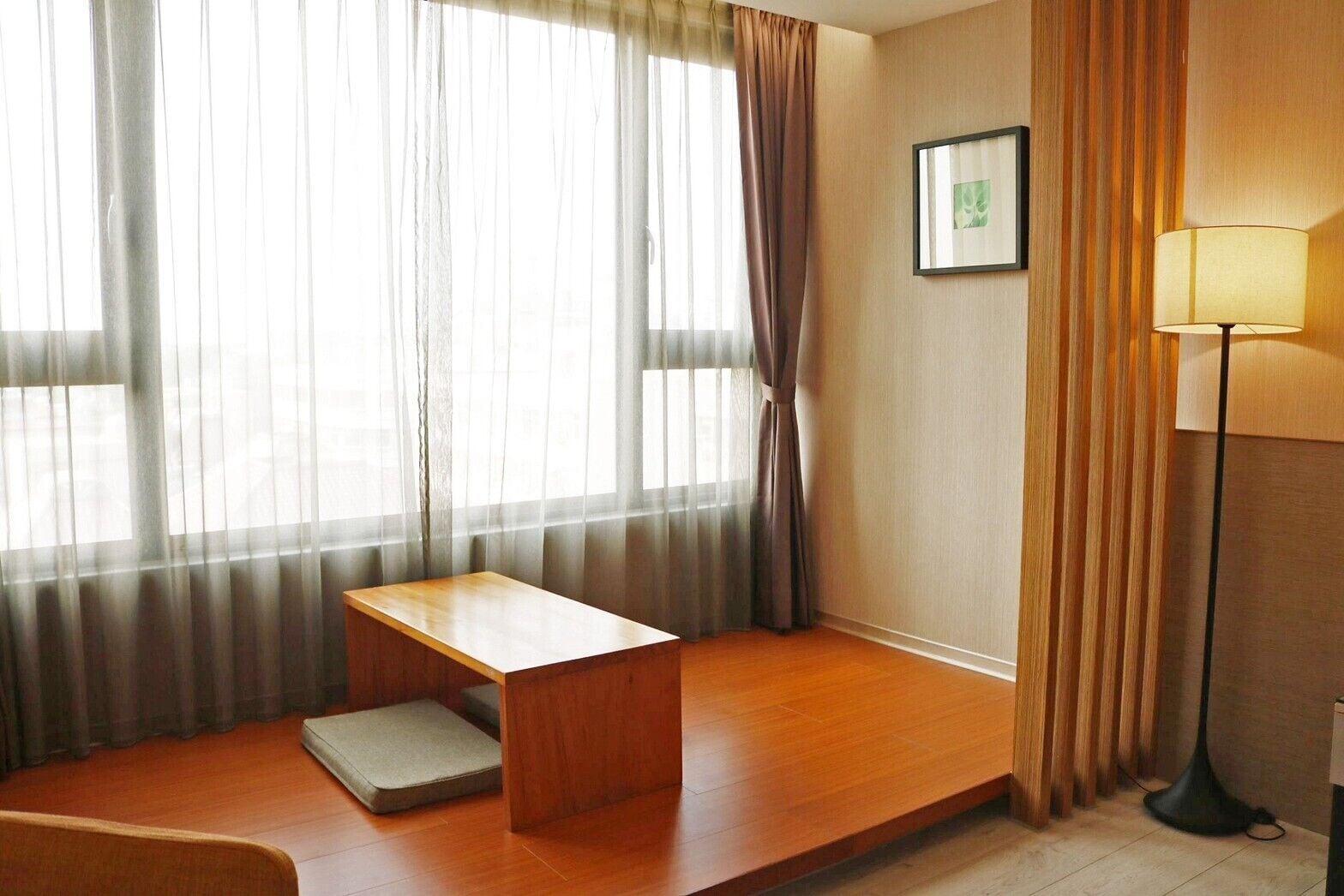 deluxe king room | 1 bedroom, premium bedding, down duvets, minibar