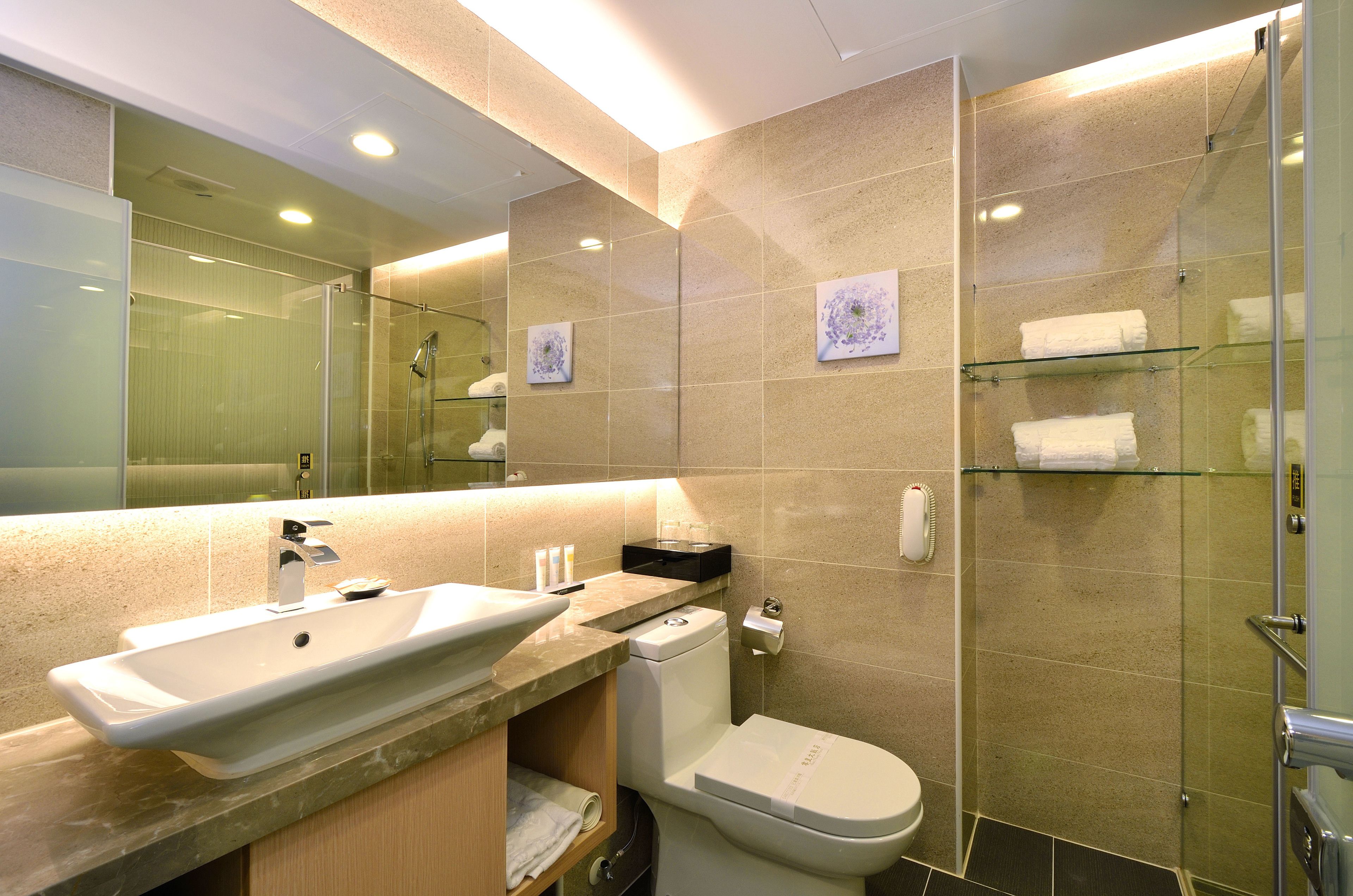 cozy twin room | bathroom | shower, rainfall showerhead, free toiletries, hair dryer