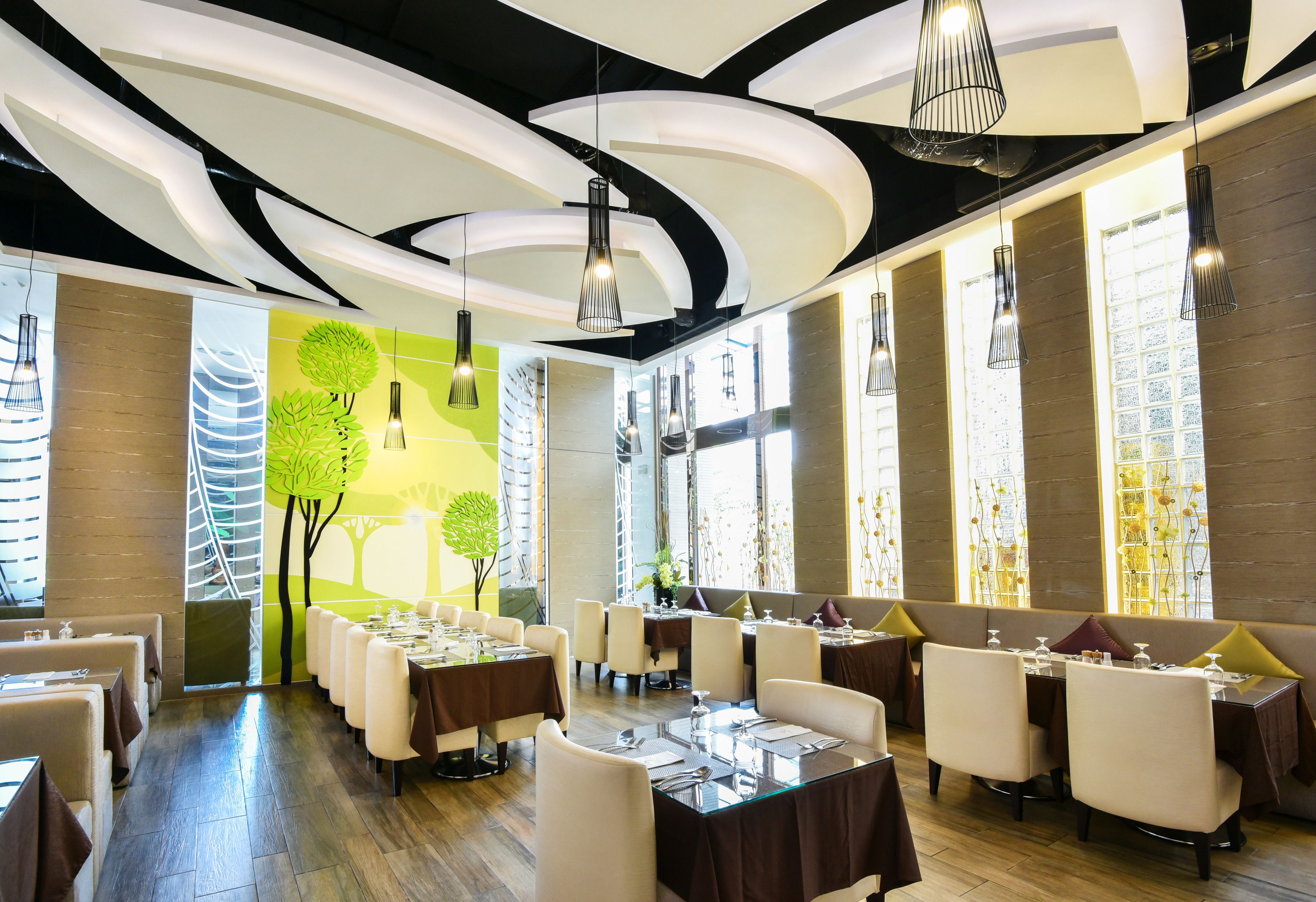 2 restaurantes; se sirve desayuno, almuerzo y cena; cocina china