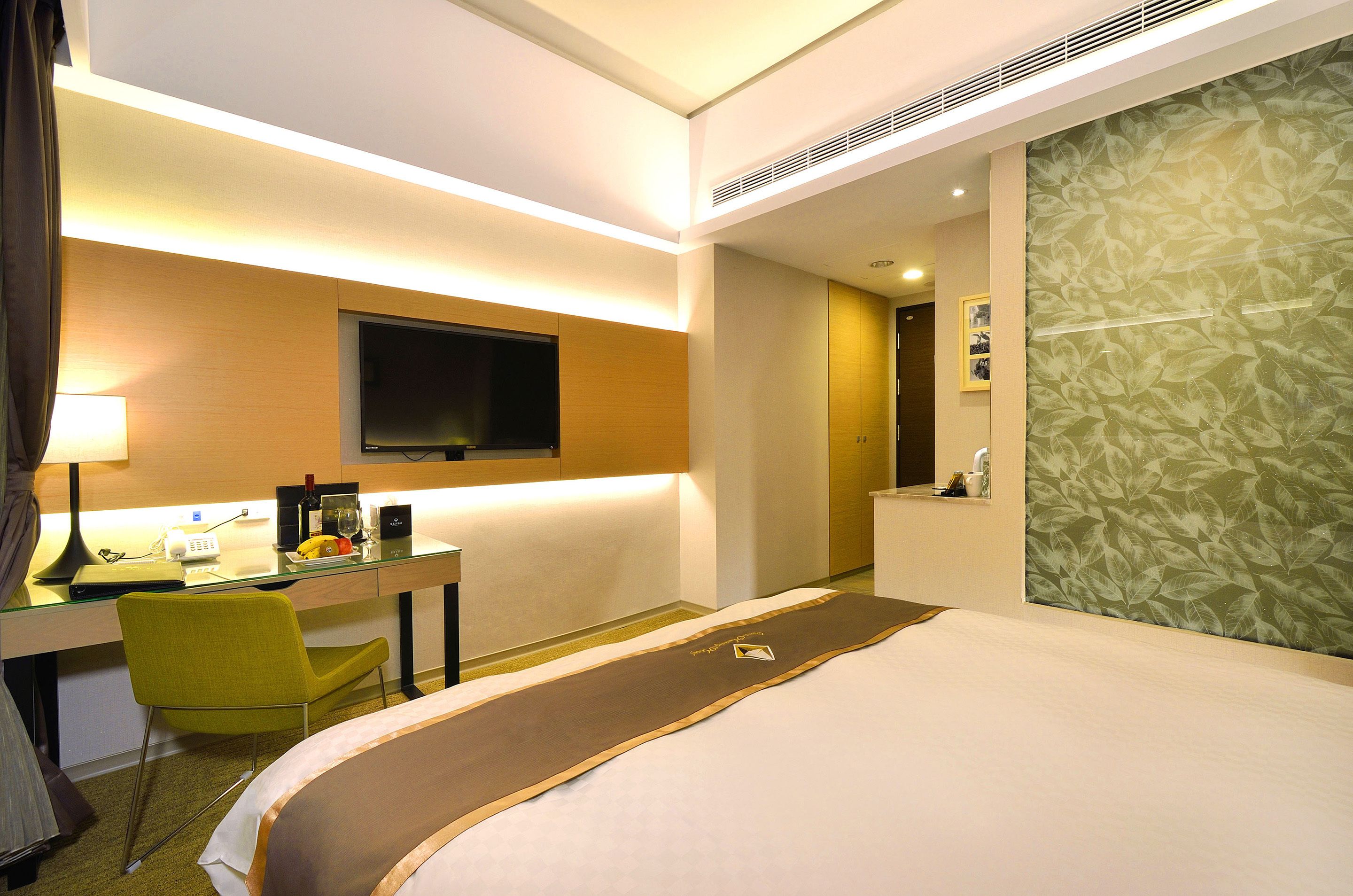 standard double room, 1 bed  | 1 bedroom, premium bedding, down duvets, minibar