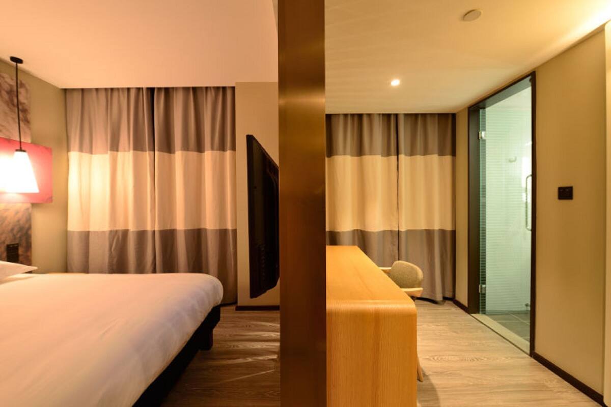 Business Double Room | Desk, blackout curtains, soundproofing, free WiFi