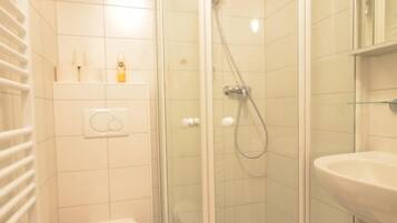 Studio mit Doppelbett,Kochnische, Nichtraucher, zzgl. 50 EUR Reinigungsgebühr | Badezimmer