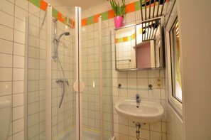 Standard-studiolejlighed - ikke-ryger - tekøkken (50€ cleaning fee included) | Badeværelse | Hårtørrer, håndklæder