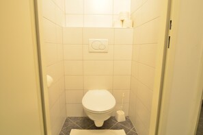 Standaard studio, 1 eenpersoonsbed, koelkast & magnetron (50€ cleaning fee on top of the rate) | Badkamer | Een haardroger, handdoeken
