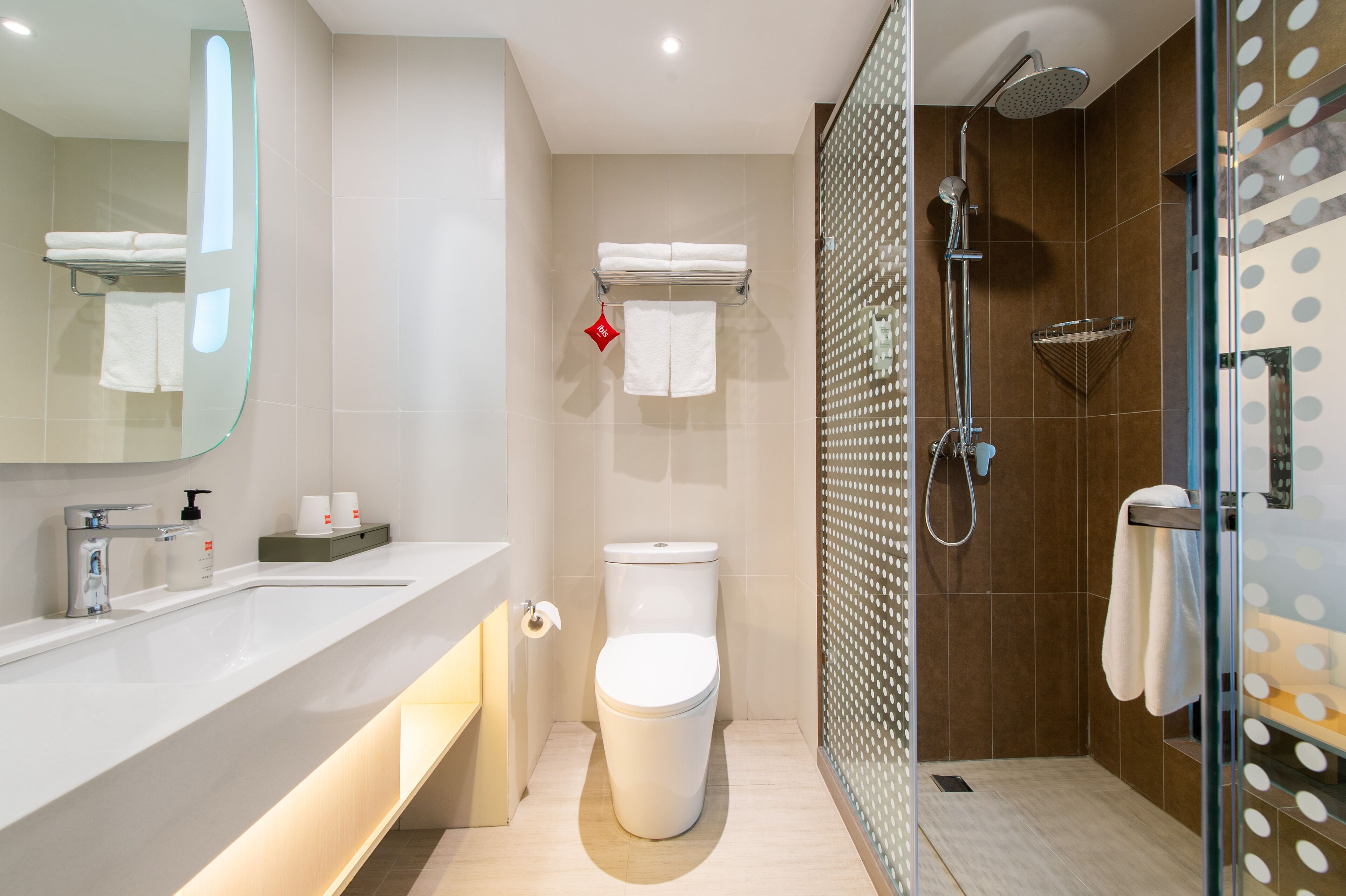 shower, hydromassage showerhead, free toiletries, hair dryer