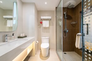 Shower, hydromassage showerhead, free toiletries, hair dryer - ibis Dalian Airport Huabei Road Hotel (Dalian)