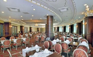 2 间餐厅，供应早餐、午餐和晚餐