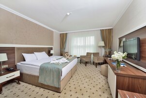 Hypo-allergenic bedding, minibar, in-room safe, laptop workspace