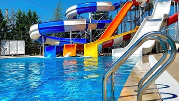 3 piscines cobertes, piscina a l'aire lliure de temporada i para-sols