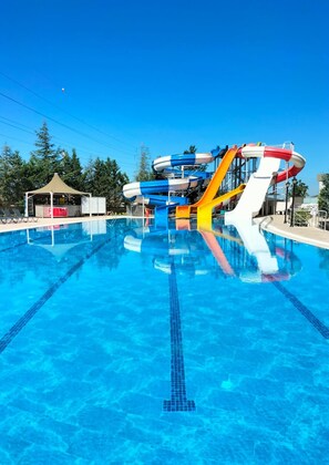 3 piscinas techadas, una piscina al aire libre de temporada, sombrillas