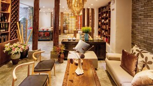A modern interior with a wooden coffee table, sofas, and a hanging bamboo light fixture. - Liman Wenzhi No.1 Hotel Lijiang Ancient Town (Lijiang)