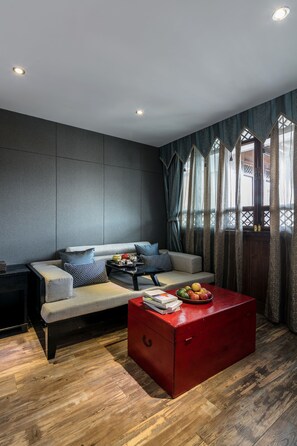 Suite | Sengetøy av topp kvalitet, skrivebord, blendingsgardiner og lydisolert