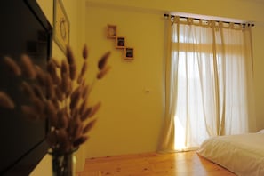Quadruple Room, 2 Double Beds | Premium bedding, desk, free WiFi - Antique's home (Hengchun)