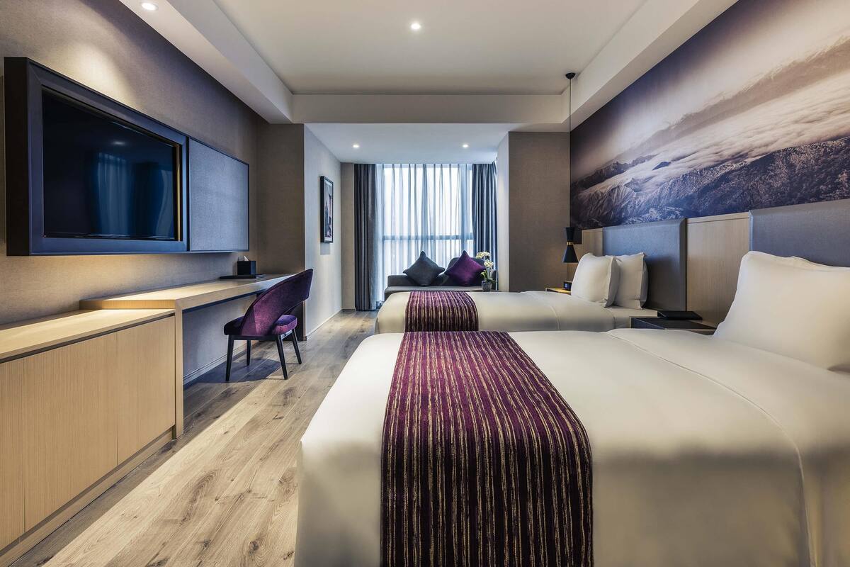 Privilege, Business Room, 2 Twin Beds | Minibar (free items), in-room safe, desk, laptop workspace
