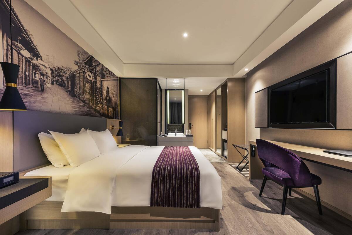 Privilege, Room, 1 King Bed | Minibar (free items), in-room safe, desk, laptop workspace