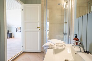 Junior-ullakkohuoneisto, valtamerinäköala | Kylpyhuone | Pyyhkeet