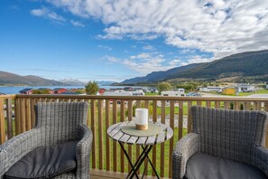 Loftsrom – junior, havutsikt | Terrasse/patio