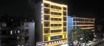 Xianglong Boutique Hotel (Guangzhou North Railway Station Huacheng Road Subway Station)