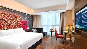 1 habitación, escritorio y ropa de cama