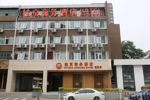 Un bâtiment d’hôtel comprenant plusieurs étages et équipé de systèmes de climatisation.