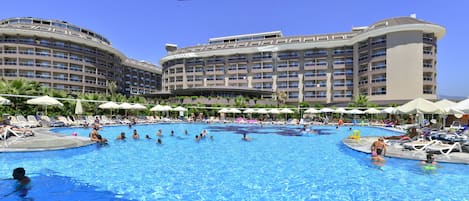 Piscine couverte, 4 piscines extérieures, parasols de plage