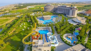 Um resort com uma grande área de piscina, toboáguas e vista para a paisagem circundante.